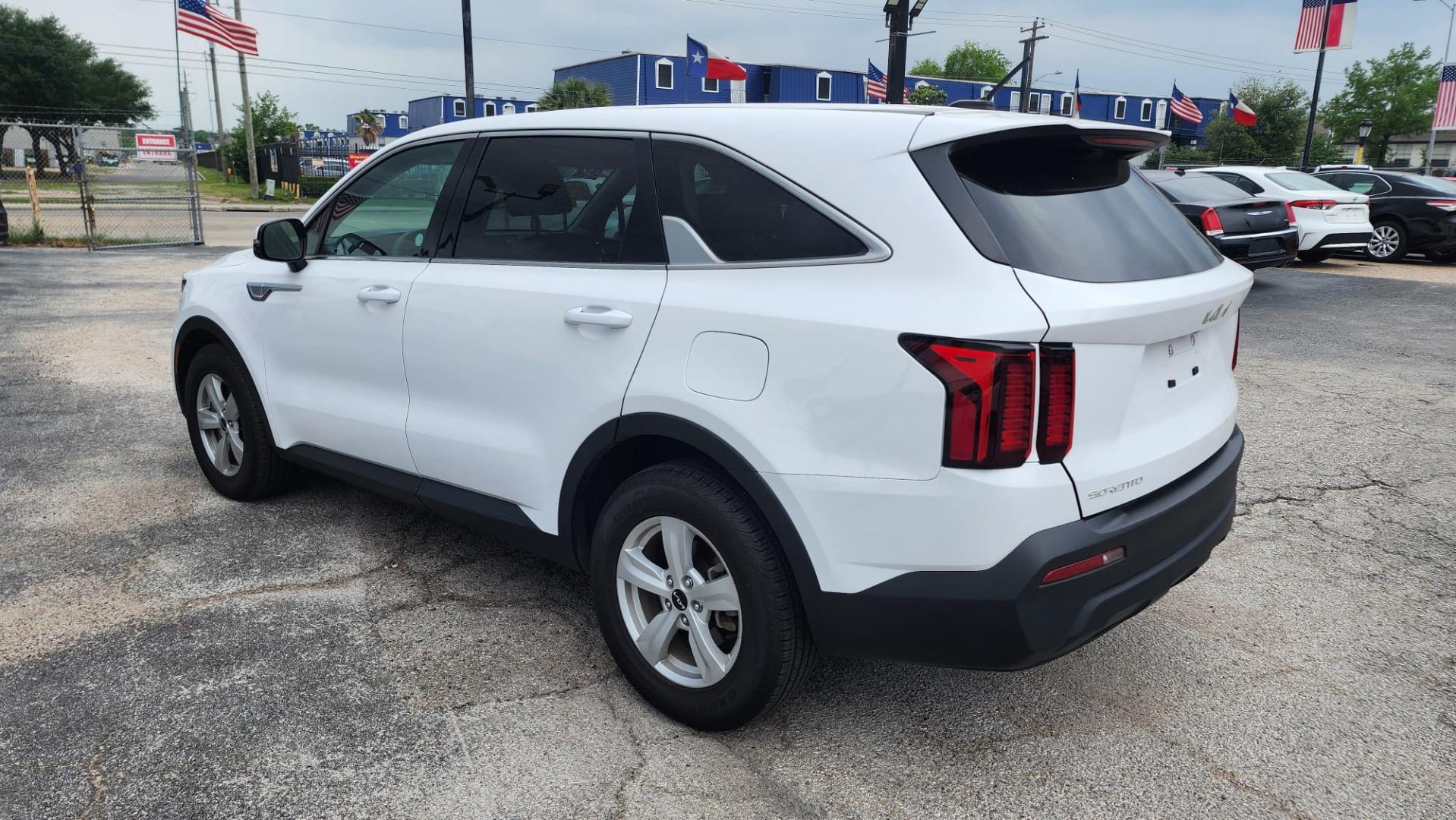 2023 White Kia Sorento LX 2WD (5XYRG4LC3PG) with an 2.4L L4 DOHC 16V engine, 6A transmission, located at 1842 Wirt Road, Houston, TX, 77055, (713) 973-3903, 29.805330, -95.484787 - Photo#2